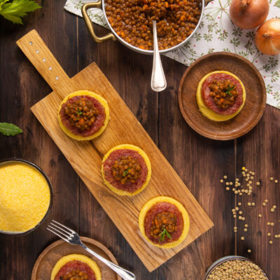 I medaglioni di polenta con lenticchie e cotechino sono una buona idea per un aperitivo o per un antipasto sfizioso in occasione delle Feste di Natale e Capodanno