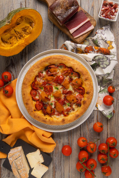 Una ricetta particolare, in cui l'impasto classico della pizza si veste di modernità arricchendosi di ingredienti ricercati e autunnali