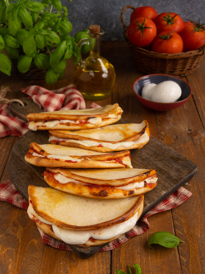 Più piccole della classica pizza e servite piegate a mezzaluna: le pizzette da passeggio sono uno street food di recente invenzione, diffuso soprattutto in sardegna, che non ha nulla da invidiare alla più celebre pizza napoletana a portafolio