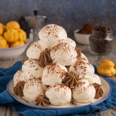 Un dolce che rappresenta la rivisitazione di un grande classico della pasticceria anni ottanta, arricchendolo con il gusto inconfondibile del tiramisù