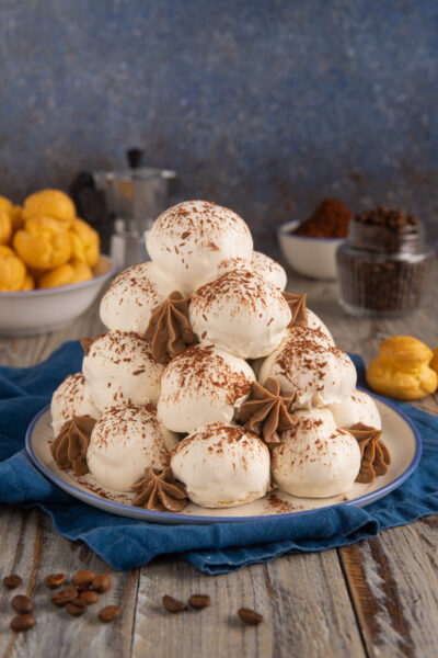 Un dolce che rappresenta la rivisitazione di un grande classico della pasticceria anni ottanta, arricchendolo con il gusto inconfondibile del tiramisù