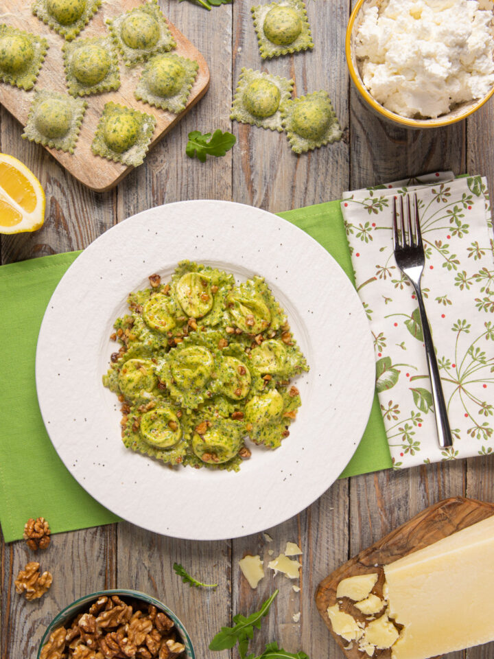 Una ricetta particolare a base di pasta fresca ripiena, in cui la rucola è presente non nella farcitura né nel condimento, bensì nell'impasto stesso, che pertanto assume una colorazione verde brillante!