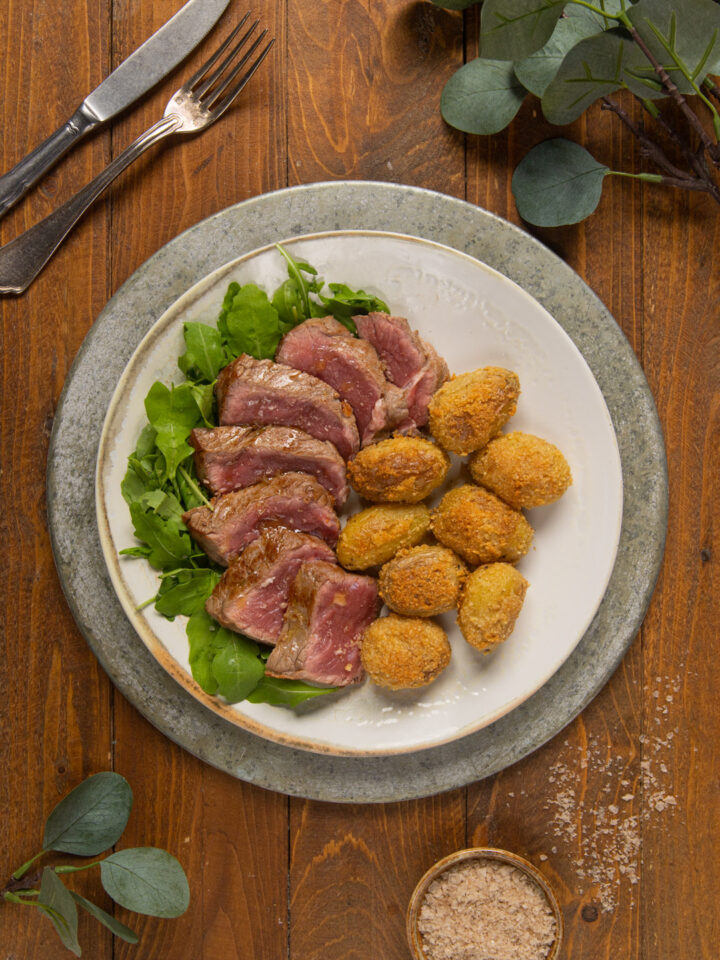 Un secondo semplice e gustoso, a base di pregiata carne e con un contorno sfizioso di patate sabbiate