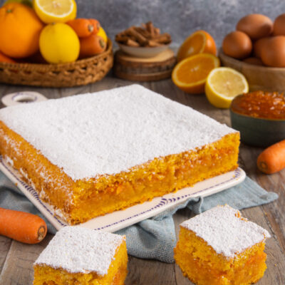 Una torta profumata e dal colore "vitaminico" in cui la marmellata di arancia e limoni incontra le carote