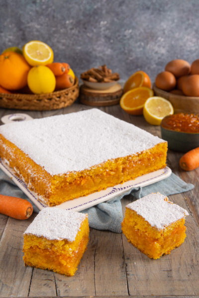 Una torta profumata e dal colore "vitaminico" in cui la marmellata di arancia e limoni incontra le carote