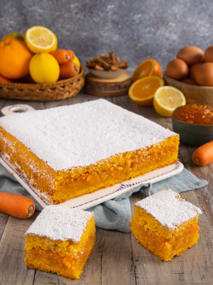 Una torta profumata e dal colore "vitaminico" in cui la marmellata di arancia e limoni incontra le carote