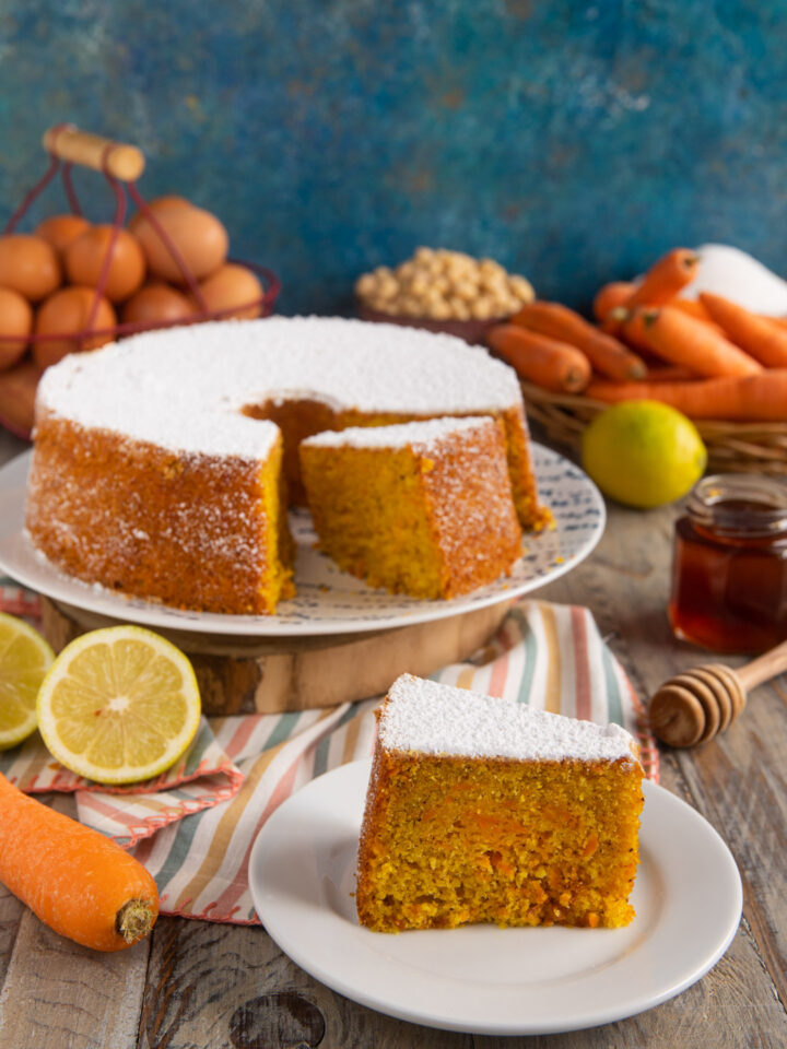 Un dolce soffice e piacevolmente umido, in cui il colore vitaminico delle carote incontra la burrosità delle nocciole. Il tutto racchiuso nella forma particolare della angel cake o chiffon cake