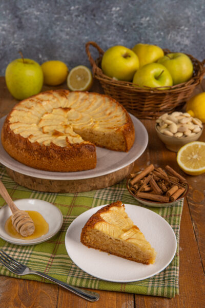 torta di mele servita nel piatto