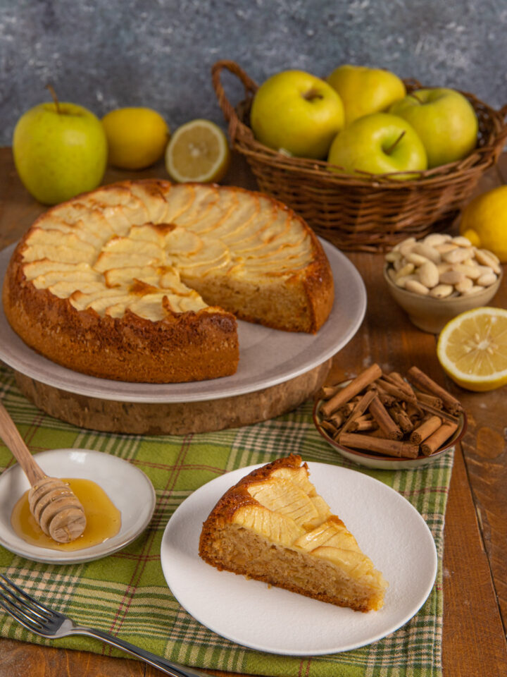 torta di mele servita nel piatto