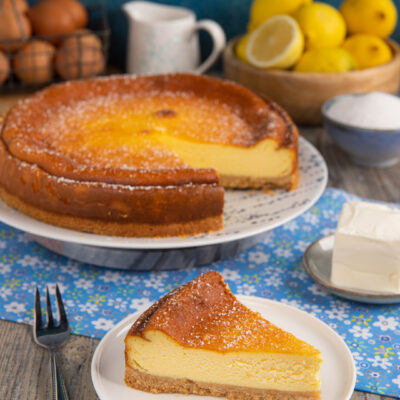 Un dolce morbido e cremoso, simile a una cheesecake a base di formaggio e limone, con uno starto di biscotti sul fondo.