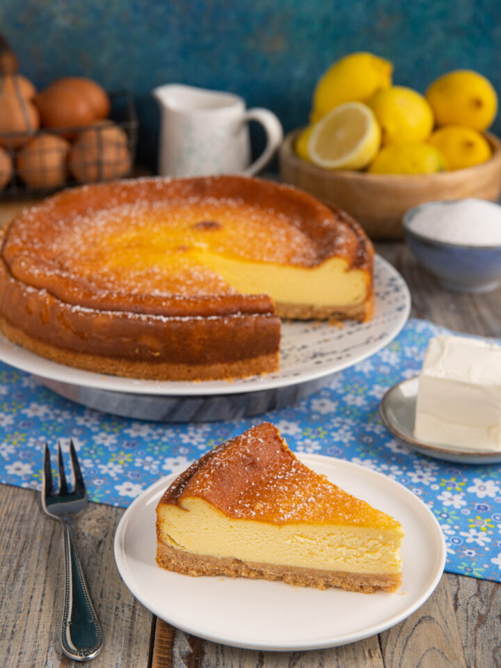 Un dolce morbido e cremoso, simile a una cheesecake a base di formaggio e limone, con uno starto di biscotti sul fondo.