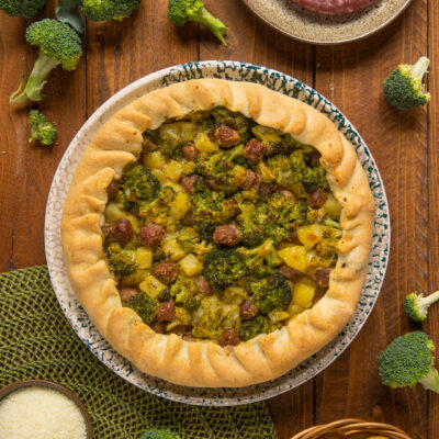 Una torta salata che unisce broccoli salsicce e patate in un fragrante scrigno di pasta brisée e rappresenta un vero e proprio passepartout, dall'antipasto a una merenda golosa!