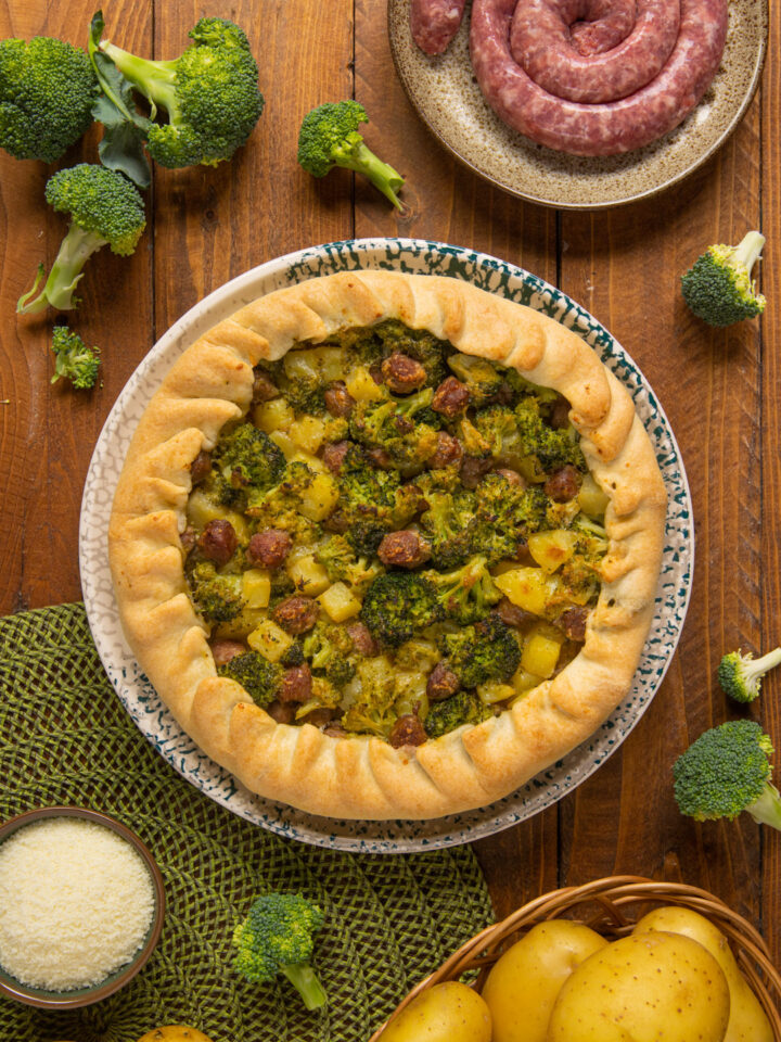 Una torta salata che unisce broccoli salsicce e patate in un fragrante scrigno di pasta brisée e rappresenta un vero e proprio passepartout, dall'antipasto a una merenda golosa!