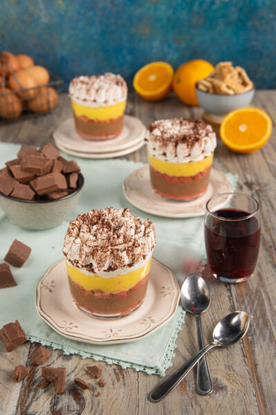 Una variante monoporzione di un celebre classico a base di biscotti, crema all'arancia, cioccolato e gianduia. Con una finitura di panna montata