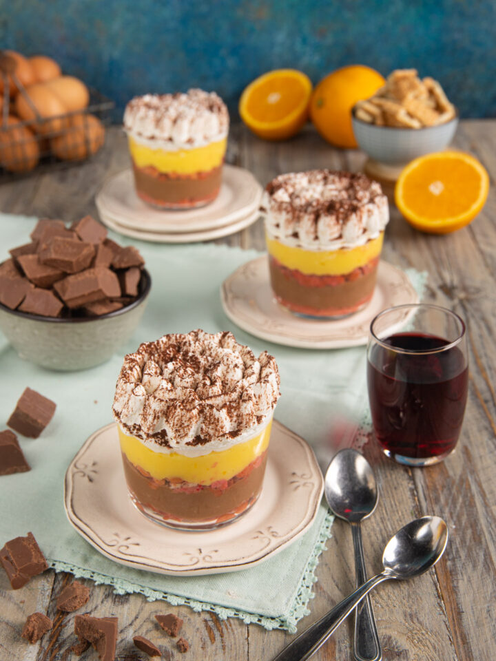 Una variante monoporzione di un celebre classico a base di biscotti, crema all'arancia, cioccolato e gianduia. Con una finitura di panna montata