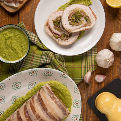 L'arrotolato di pollo con broccoletti, salsiccia e formaggio è un secondo originale in cui il contorno è avvolto dalla carne