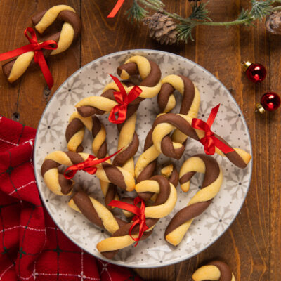 Sembrano i tradizionali bastoncini di zucchero intrecciati tipici del Natale, eppure sono deliziosi biscotti realizzati con un impasto a base di yogurt, vaniglia e cacao
