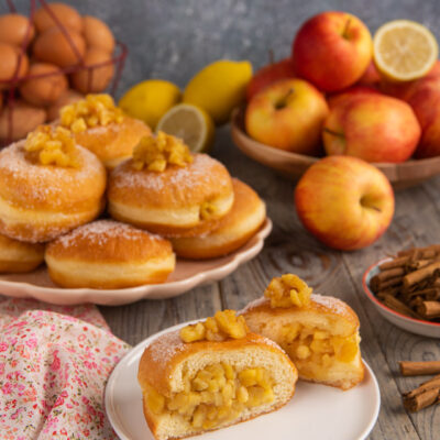 Dolci soffici e dorati, lievitati e fritti con in più una golosa farcitura di mele caramellate, alternativa rispetto alla classica crema