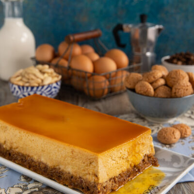 Il budino di Minerbio è un dolce al cucchiaio tipico dell'Emilia Romagna e aromatizzato con amaretti, mandorla a mara e caffè e coperto da un delizioso strato di caramello