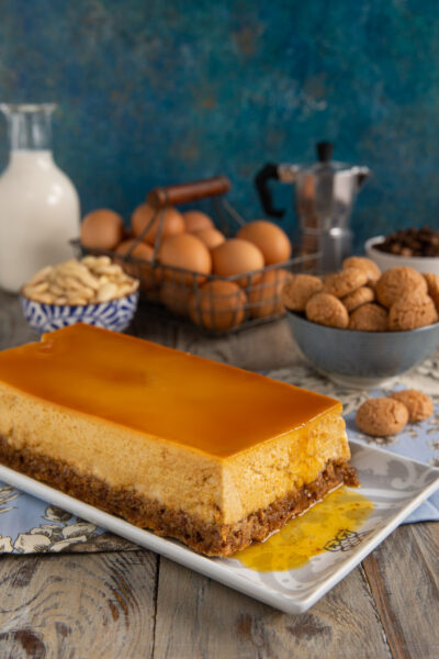 Il budino di Minerbio è un dolce al cucchiaio tipico dell'Emilia Romagna e aromatizzato con amaretti, mandorla a mara e caffè e coperto da un delizioso strato di caramello