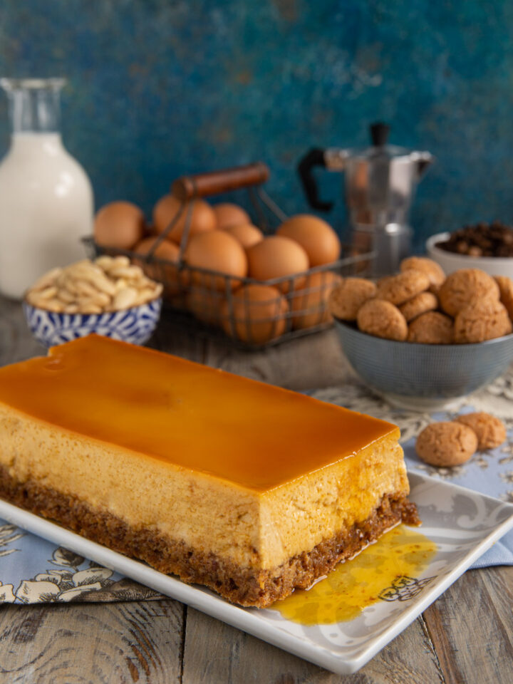 Il budino di Minerbio è un dolce al cucchiaio tipico dell'Emilia Romagna e aromatizzato con amaretti, mandorla a mara e caffè e coperto da un delizioso strato di caramello