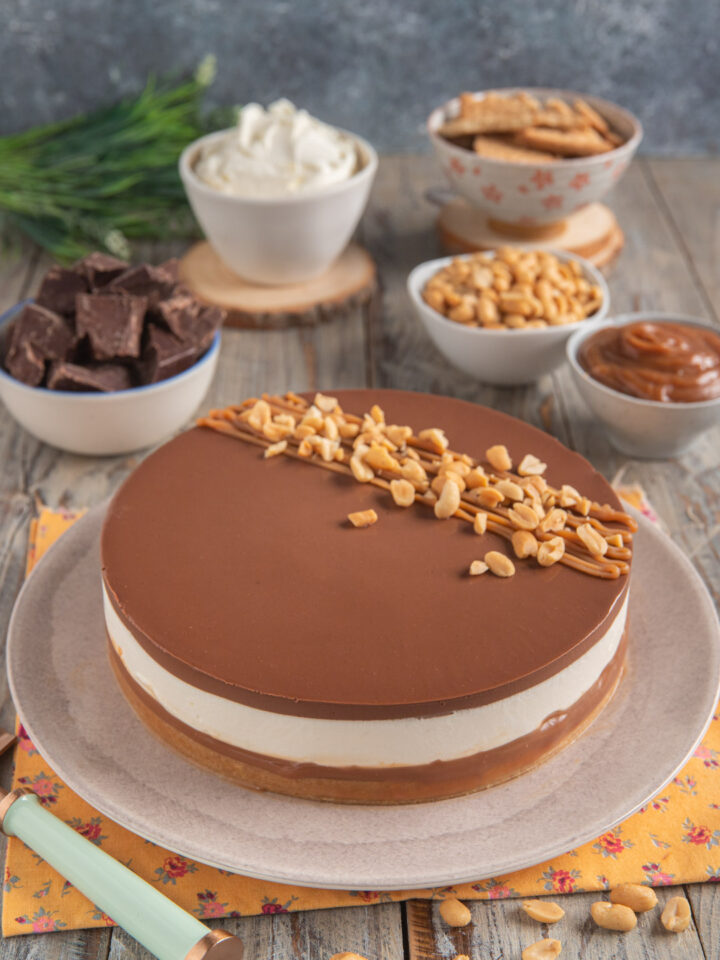 Un dolce senza cottura che si ispira alla classica cheesecake, con la tradizionale base di biscotti, ma in più l'aggiunta del gusto burroso delle arachidi, di una golosa ganache al cioccolato e di una deliziosa salsa al caramello salato.