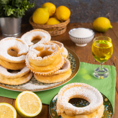 Dolcetti fritti tipicamente campani, croccanti fuori e soffici dentro, aromatizzati agli agrumi e liquore, che vengono tradizionalmente preparati in occasione del Carnevale e delle cerimonie religiose