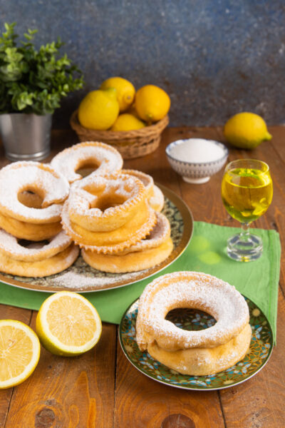 Dolcetti fritti tipicamente campani, croccanti fuori e soffici dentro, aromatizzati agli agrumi e liquore, che vengono tradizionalmente preparati in occasione del Carnevale e delle cerimonie religiose