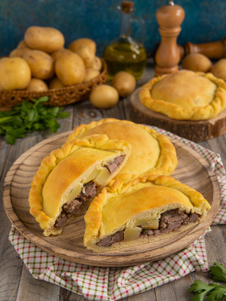 Una ricetta che assomiglia a un calzone ripieno o a una focaccia farcita con agnello e patate, tipica della cucina siciliana e tradizionale nel periodo di Pasqua