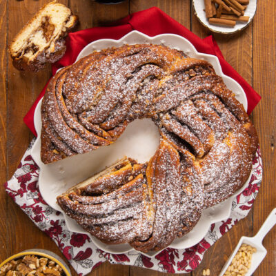 Un dolce tipico del Nord Europa, a forma di brioche intrecciata aromatizzata alla cannella e, in questa versione, anche con crema al cioccolato e frutta secca