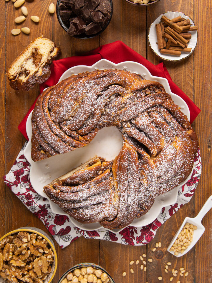 Un dolce tipico del Nord Europa, a forma di brioche intrecciata aromatizzata alla cannella e, in questa versione, anche con crema al cioccolato e frutta secca