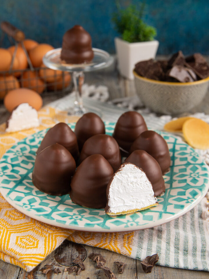 Dolcetti monoporzione, con una base di cialda, un cuore di meringa all'italiana e una copertura sottile e croccante di cioccolato fondente