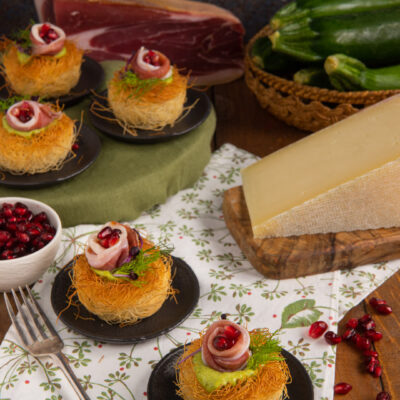 Un antipasto sfizioso e dal fascino esotico, in cui una pasta sottilissima disposta a nido accoglie una farcitura a base di zucchine, formaggio Casera e prosciutto crudo