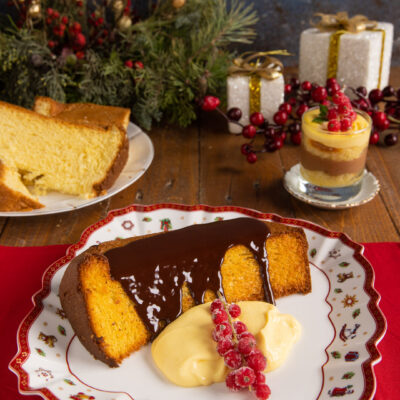 Il pandoro, dolce natalizio protagonista della tavola delle feste, si veste di ganache al cioccolato e viene accompagnato da una vellutata crema al mascarpone