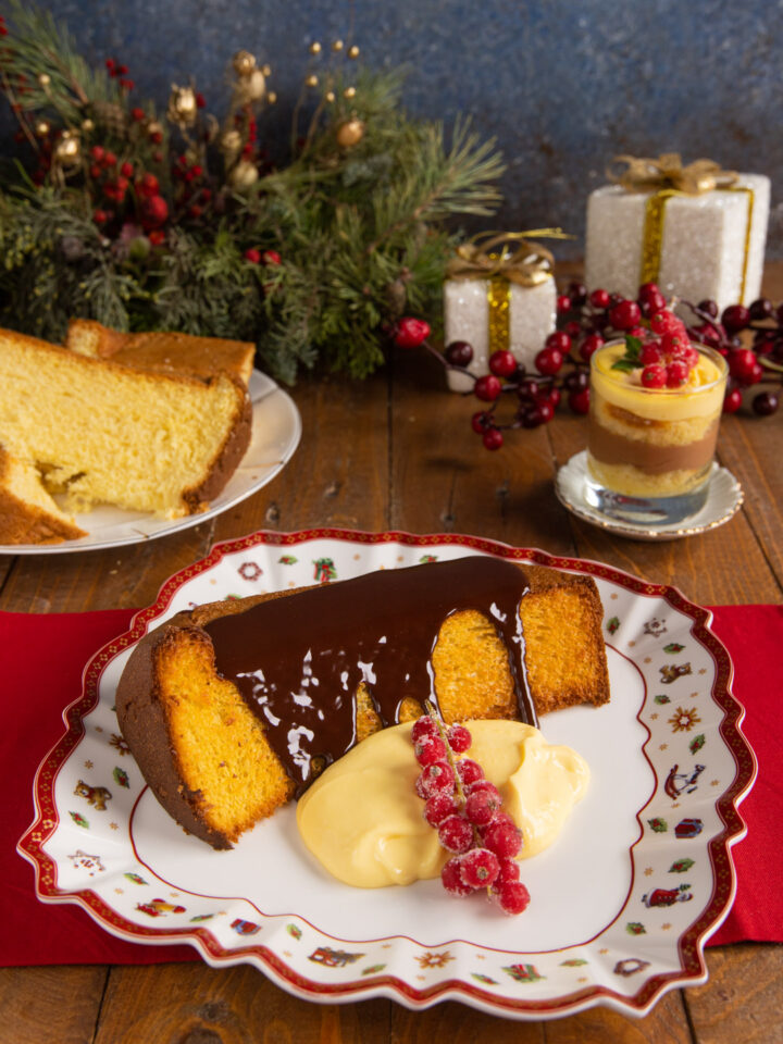 Il pandoro, dolce natalizio protagonista della tavola delle feste, si veste di ganache al cioccolato e viene accompagnato da una vellutata crema al mascarpone