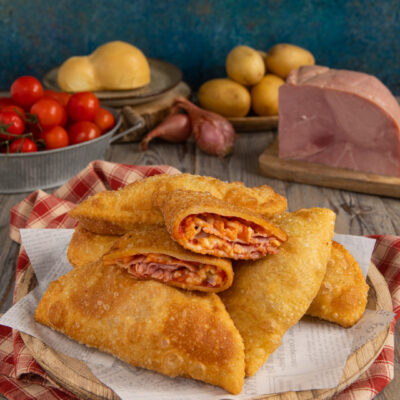 Una rivisitazione del classico street food pugliese ripieno di pomodoro e mozzarella, in cui l'impasto simile a quello della pizza, viene arricchito con dalle patate