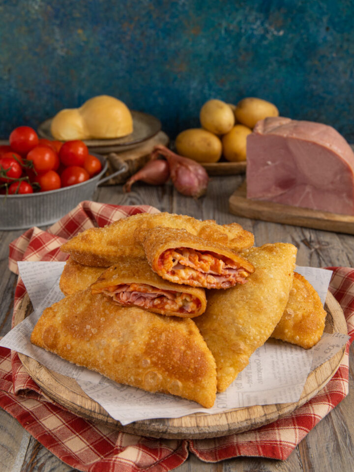 Una rivisitazione del classico street food pugliese ripieno di pomodoro e mozzarella, in cui l'impasto simile a quello della pizza, viene arricchito con dalle patate