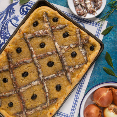 La pissaladière è una focaccia farcita con olive e acciughe tipica della Costa Azzurra, nata a Nizza ma diffusa in tutto il sud della Francia