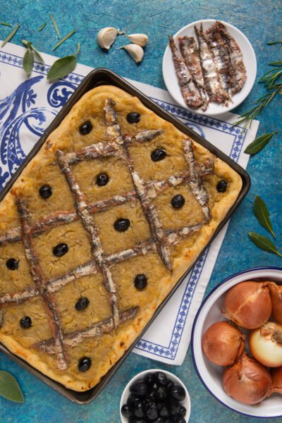 La pissaladière è una focaccia farcita con olive e acciughe tipica della Costa Azzurra, nata a Nizza ma diffusa in tutto il sud della Francia