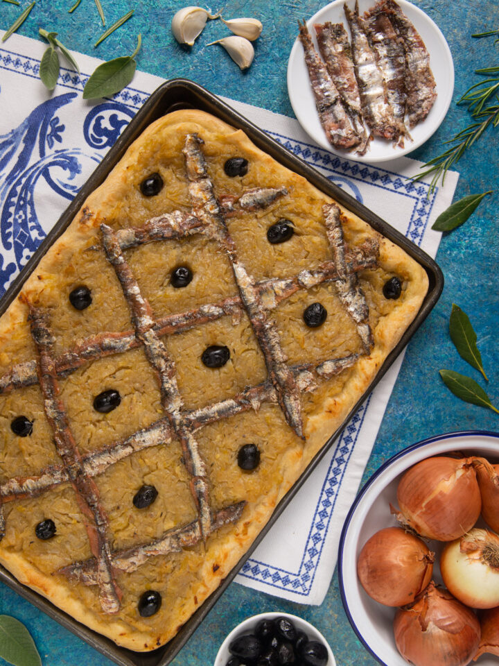 La pissaladière è una focaccia farcita con olive e acciughe tipica della Costa Azzurra, nata a Nizza ma diffusa in tutto il sud della Francia