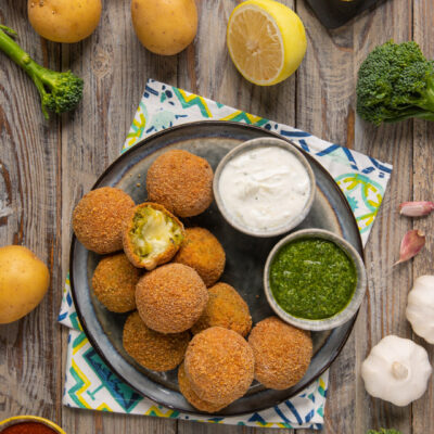 Le polpette di patate e broccoletti con cuore filante di formaggio sono l'ideale un secondo piatto ma anche come stuzzichino da servire per l'aperitivo