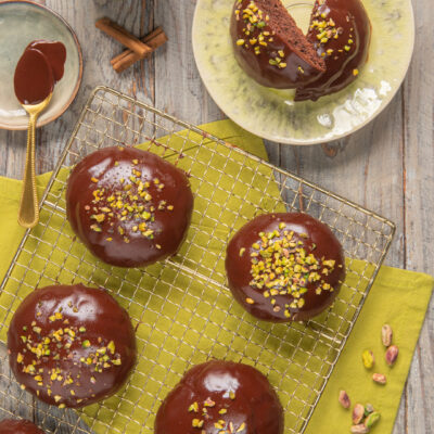 Dolcetti tipici siciliani, preparati nel periodo di Halloween, a forma di semisfere al cacao, con marmellata, glassa al cioccolato e granella di pistacchi