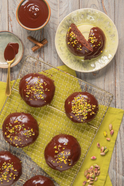 Dolcetti tipici siciliani, preparati nel periodo di Halloween, a forma di semisfere al cacao, con marmellata, glassa al cioccolato e granella di pistacchi