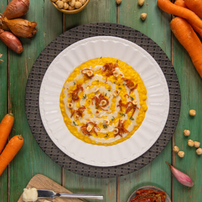 Il risotto con carote e gorgonzola è un primo piatto colorato e ricco di gusto, in cui la piacevole piccantezza del gorgonzola contrasta con la dolcezza delle carote