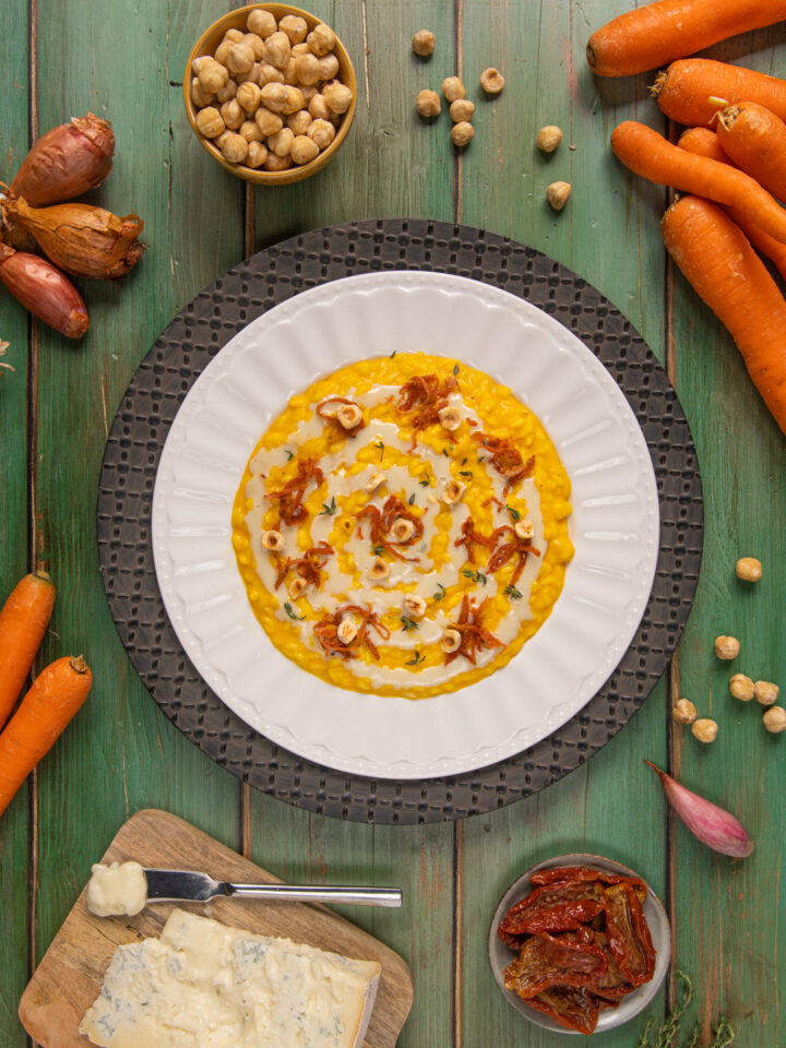 Il risotto con carote e gorgonzola è un primo piatto colorato e ricco di gusto, in cui la piacevole piccantezza del gorgonzola contrasta con la dolcezza delle carote