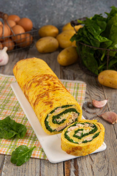 Il rotolo di patate con tonno e spinaci è uno sfizioso antipasto o un'idea originale per un aperitivo