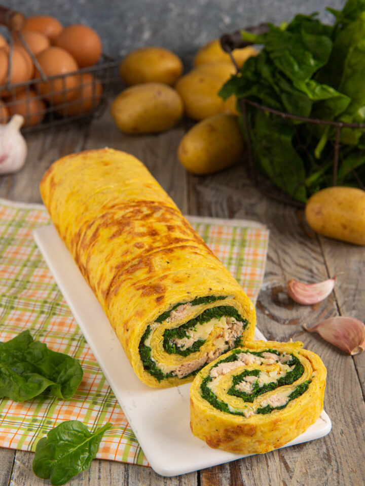 Il rotolo di patate con tonno e spinaci è uno sfizioso antipasto o un'idea originale per un aperitivo