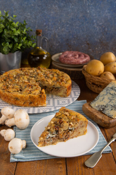 Un piatto unico che assomigli a una torta salata ma è in realtà un guscio di patate ripieno di salsiccia, funghi e gorgonzola