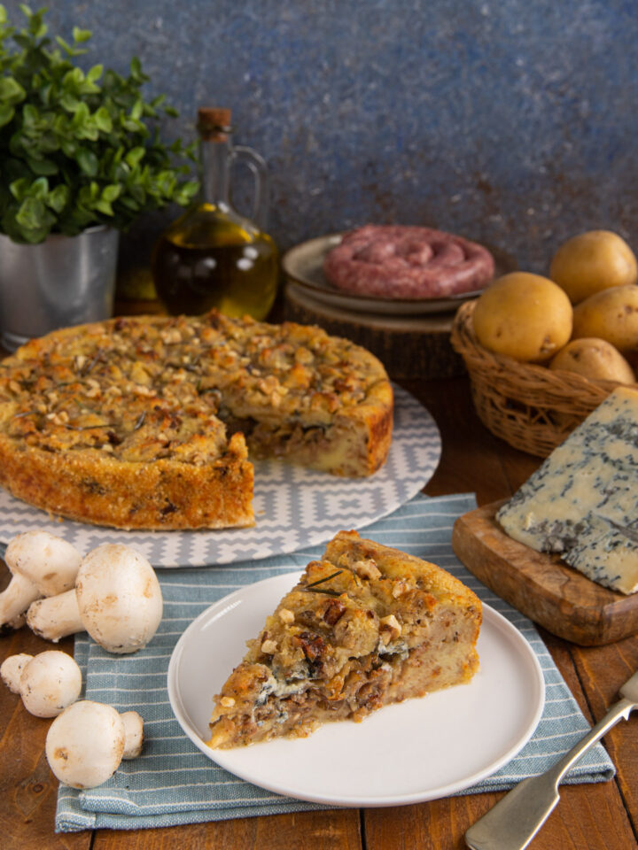 Un piatto unico che assomigli a una torta salata ma è in realtà un guscio di patate ripieno di salsiccia, funghi e gorgonzola