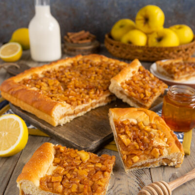 Un dolce lievitato simile a una focaccia dolce, farcita di mele profumate alla cannella